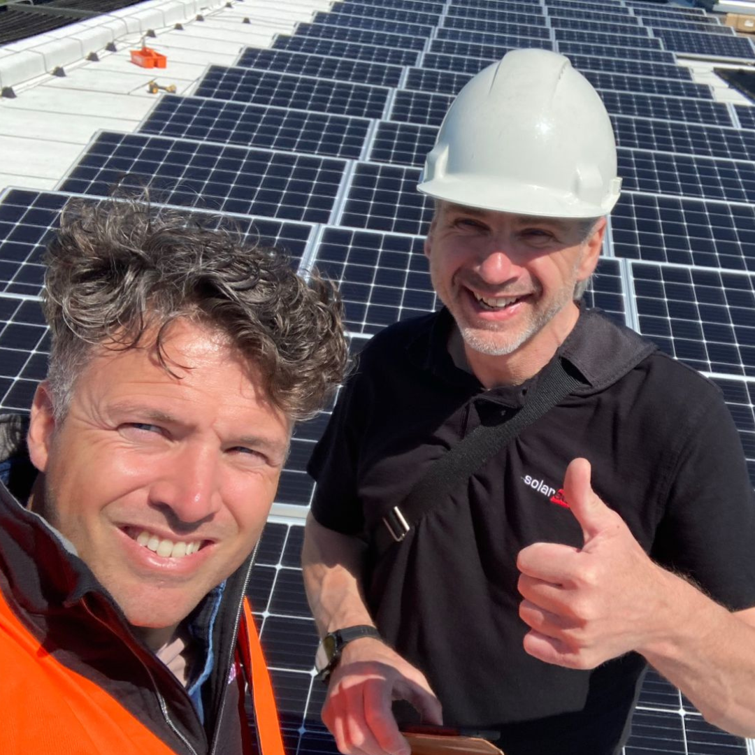 Twee collega's van SolarEdge op een zonnepark