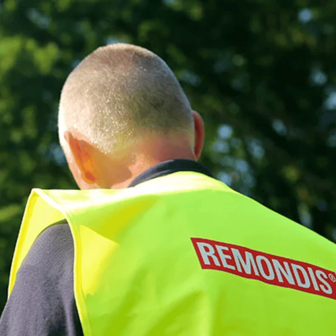 Man met een geel hesje van Remondis aan