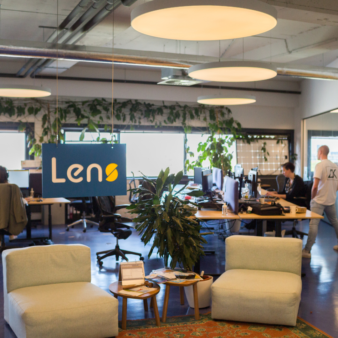 collega's werken op het groene kantoor van Lens